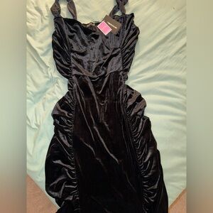 PrettyLittleThing Plus Black Velvet Extreme Ruched Side Detail Midi Dress